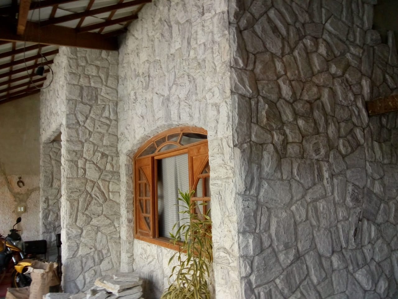 Pedra codorna branca caco